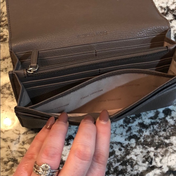 Michael Kors Wallet - Grey Pebbled Leather - Picture 5 of 6